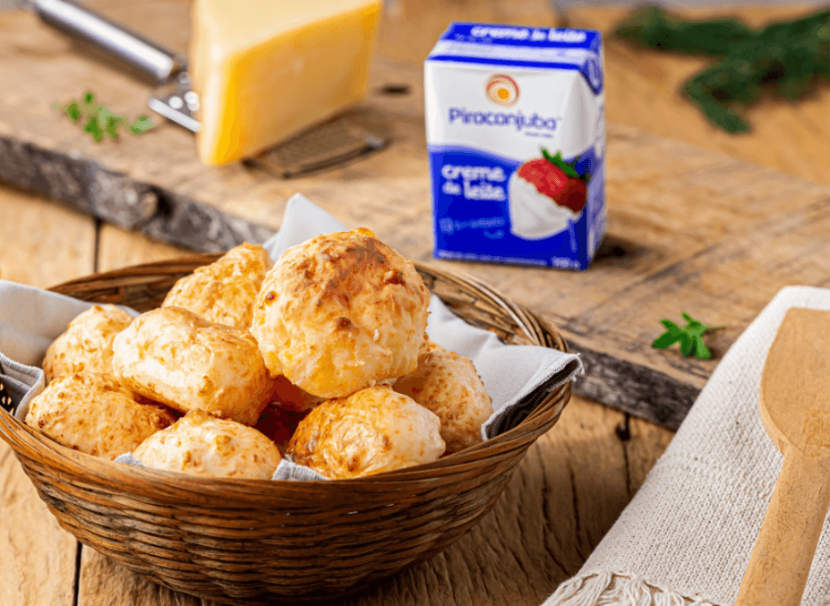 Que tal preparar um delicioso pão de queijo para o café? Aprenda essa receita fácil e prática, com os produtos Piracanjuba!