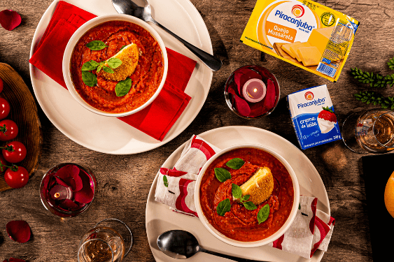 Nesse dia dos namorados, que tal preparar um delicioso Creme de Tomates e queijo empanado? Com os produtos Piracanjuba, seu jantar romântico ficará ainda mais especial!